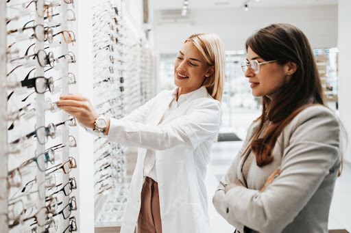8 Benefits To Getting Your Glasses At a Brick-and-Mortar Shop